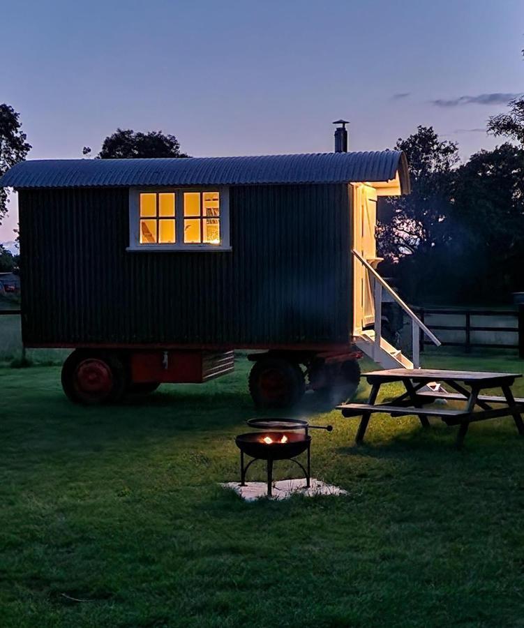 The Delkin Shepherds Huts Castle Combe Exterior photo