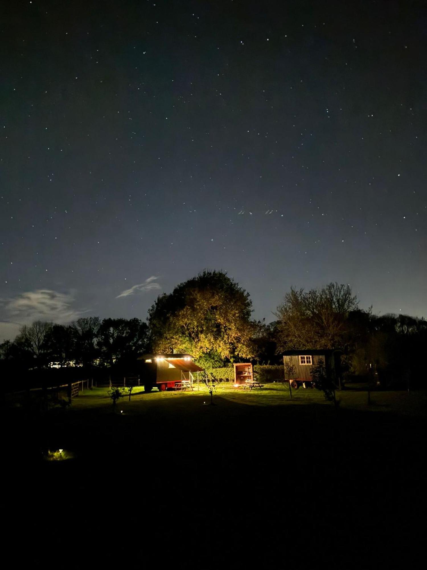 The Delkin Shepherds Huts Castle Combe Exterior photo