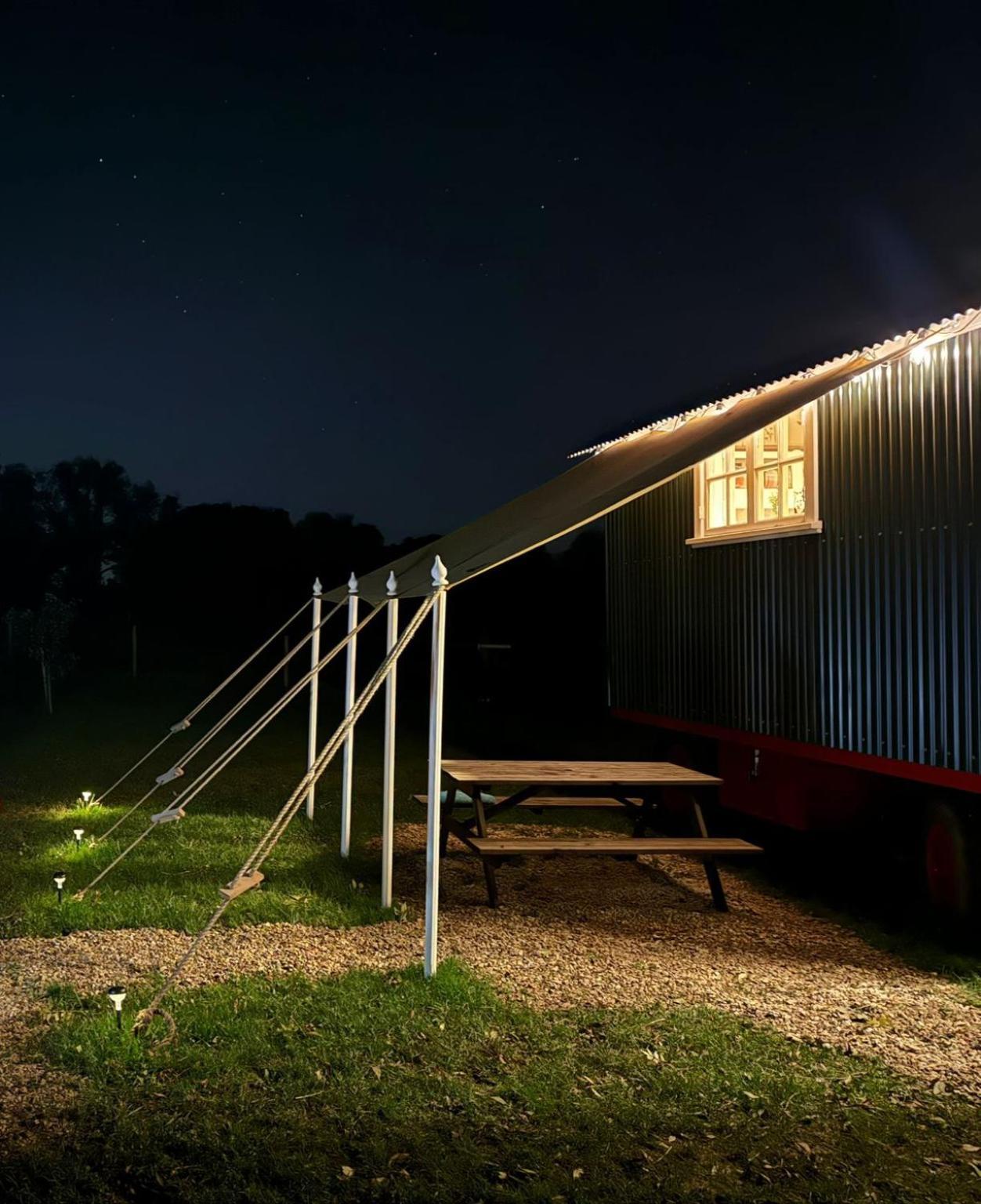 The Delkin Shepherds Huts Castle Combe Exterior photo