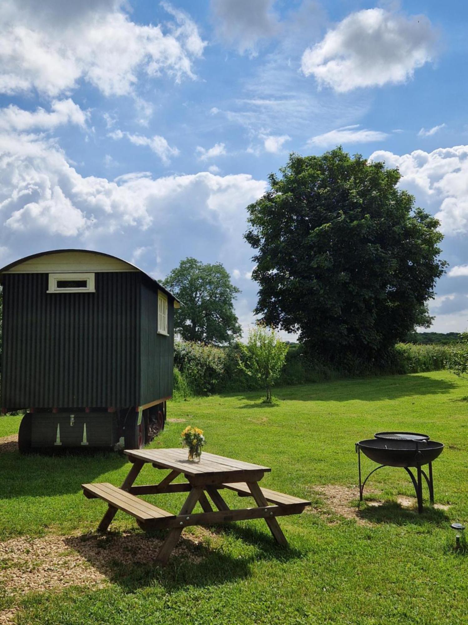 The Delkin Shepherds Huts Castle Combe Exterior photo