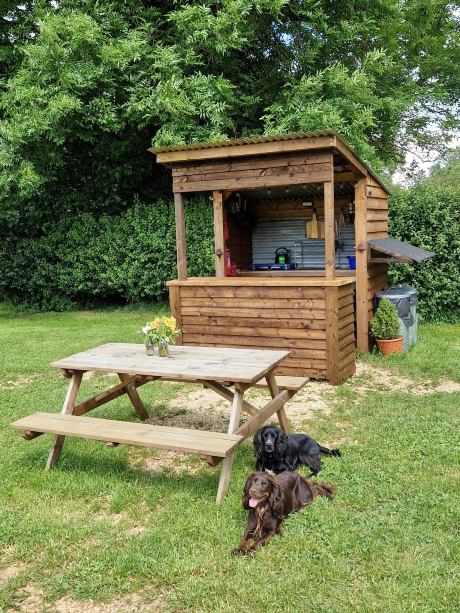 The Delkin Shepherds Huts Castle Combe Exterior photo